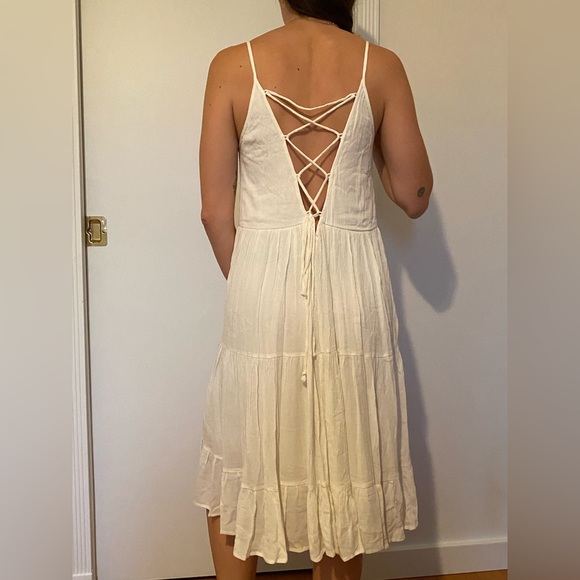 White flowy layered summer dress. Like new condition only work once - Picture 2 of 4